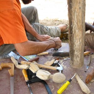 Intercambio a través de los títeres. Titiriteros construyendo una marioneta