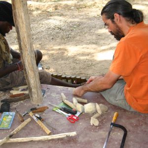 Intercambio a través de los títeres. Dos titiriteros construyendo una marioneta de hilos