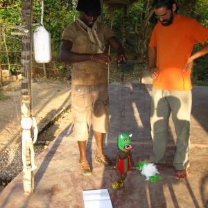 Intercambio a través de los títeres. Participante del taller moviendo una marioneta