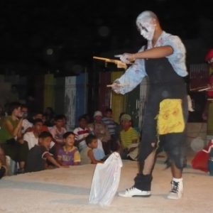 Niños mirando una actuación con marionetas de hilo en Palestina