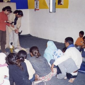 Niños mirando una actuación de marionetas. Intercambio a través de los títeres.