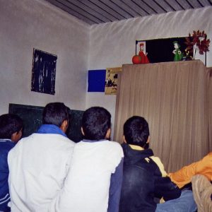 Niños mirando una actuación de títeres