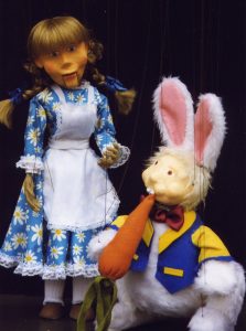 Marionetas de Alicia y Señor Conejo en el Parque del Retiro de Madrid